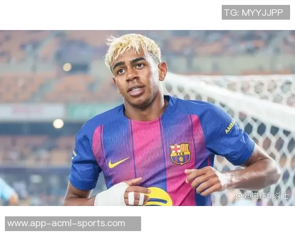 亚马尔与女友甜蜜热吻瞬间曝光眼中只映出彼此的爱意与幸福